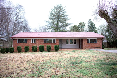 Exterior view of 101 Lakeshore Dr in McMinnville, TN