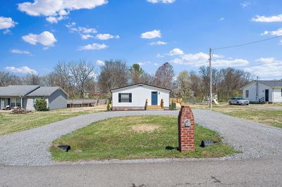 Exterior view of 170 Hollywood Blvd in Gallatin, TN