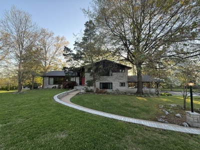 700 Lake Dr