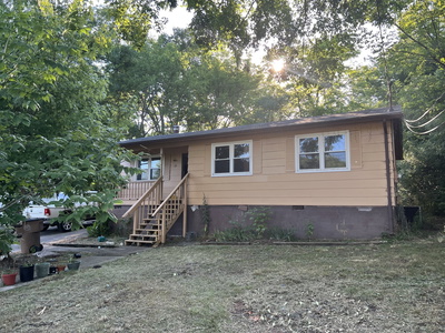 2405 Lloyd Ave