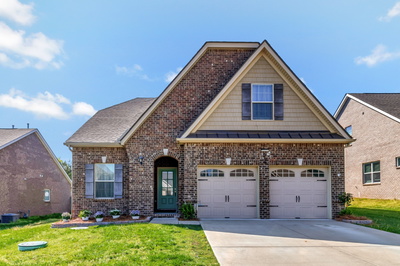 566 Oakvale Ln