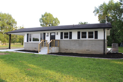 Exterior view of 221 Woodland Dr in Shelbyville, TN