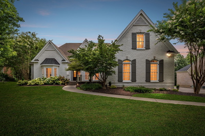 220 Ennismore Ln
