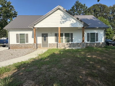 222 E Meadow Cir