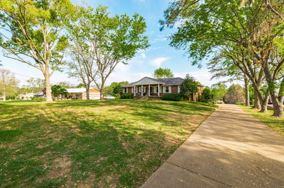 Exterior view of 321 Shute Ln in Old Hickory, TN