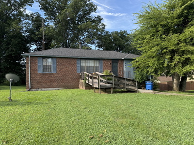 Exterior view of 821 Oak Leaf Dr in Old Hickory, TN