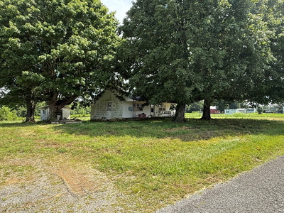 Exterior view of 672 Blanton School Rd in Woodbury, TN
