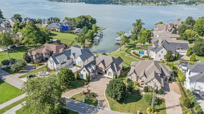 3033 Lakeshore Dr