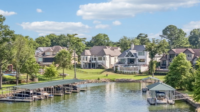 3033 Lakeshore Dr