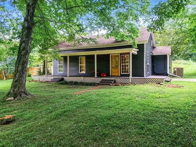 Exterior view of 732 Fairfield Rd in Westmoreland, TN