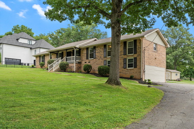 Exterior view of 105 Cherry Hill Dr in Hendersonville, TN