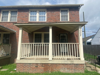 1002 Debow St