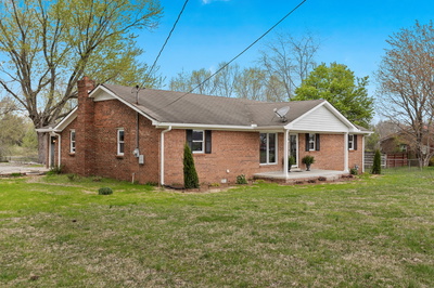 Exterior view of 1035 New Deal Potts Rd in Cottontown, TN