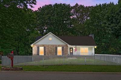Exterior view of 810 Burton Trl in Adams, TN
