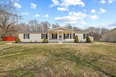 Exterior view of 8533 Chaffin Rd in Baxter, TN