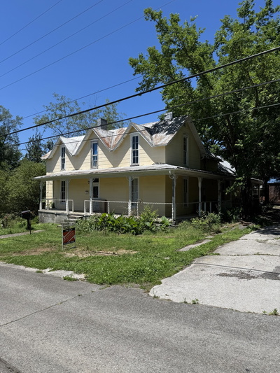112 W Hackberry St