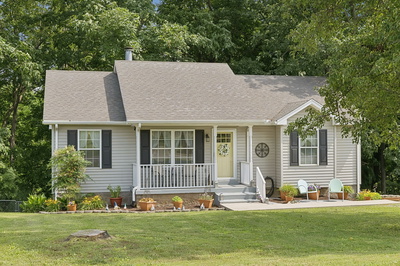 Exterior view of 133 Brookside Pt in Springfield, TN