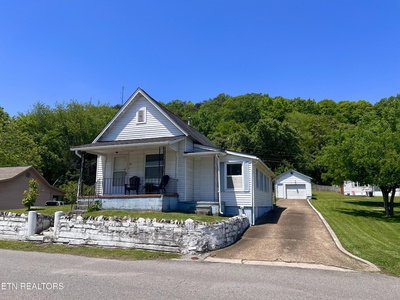 Exterior view of 301 Hiawassee Ave in Knoxville, TN