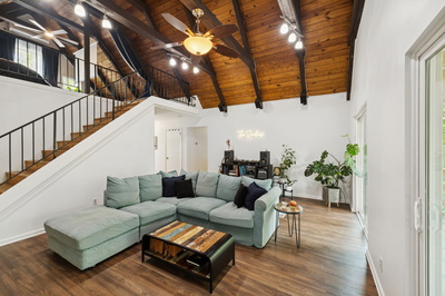 504 Foothill Dr