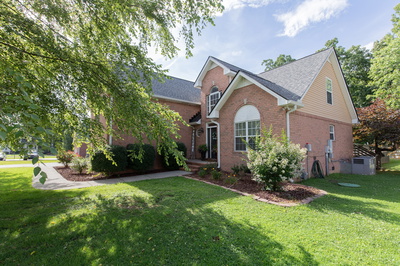 Exterior view of 206 Applewood Dr in White House, TN