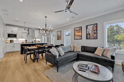 426 E Iris Dr