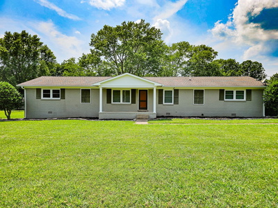 Exterior view of 107 Ledgeview Dr in Shelbyville, TN