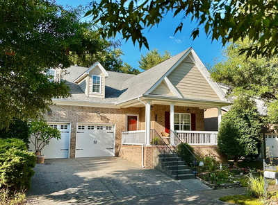 318 Meadowglade Ln