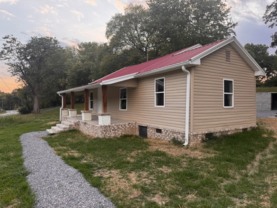 Exterior view of 1309 Old Highway 31, E in Westmoreland, TN