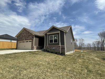 832 Lutz Ln