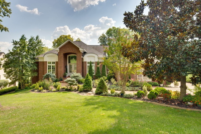 Exterior view of 8 Carmel Ln in Brentwood, TN