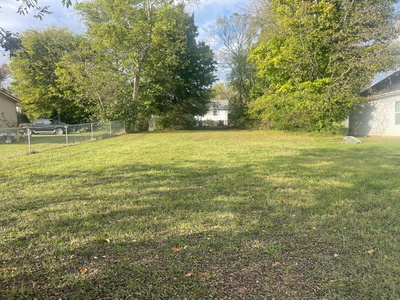 Exterior view of 205 21st Ave, W in Springfield, TN