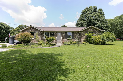 Exterior view of 2802 Canterbury Dr in Springfield, TN