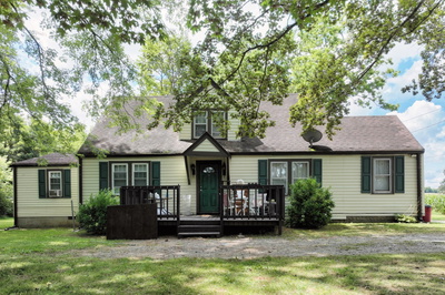 Exterior view of 686 Clearview Rd in Cottontown, TN