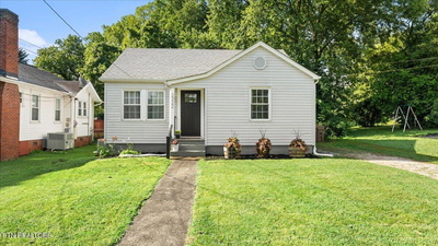 Exterior view of 2322 Parkway Drive in Knoxville, TN