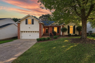 725 E Woodlands Trl