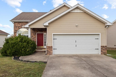 Exterior view of 500 Berry Cir in Springfield, TN