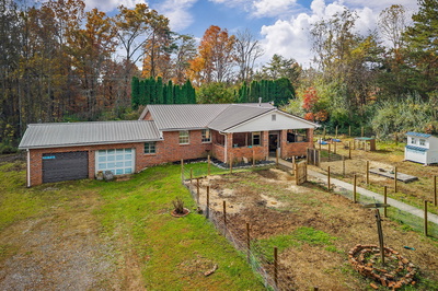 Exterior view of 345 J W Farris Dr in Sparta, TN