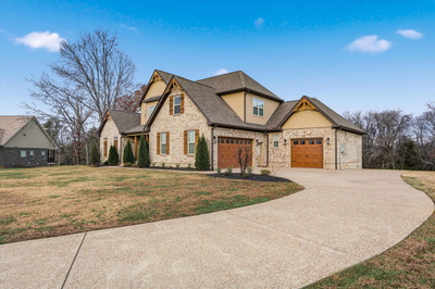 Exterior view of 304 Kelsey Grace Pl in Mount Juliet, TN