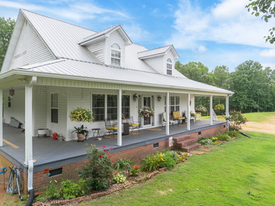 Exterior view of 1401 Camper Rd in Decaturville, TN