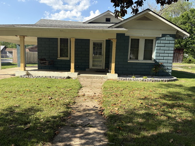 Exterior view of 317 E Main St in Waverly, TN