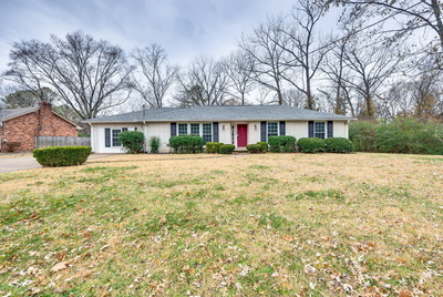 Exterior view of 1043 Percy Warner Blvd in Nashville, TN