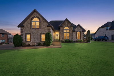 Exterior view of 716 Farmington Dr in Lebanon, TN