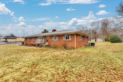 Exterior view of 540 4th Ave, S in Baxter, TN