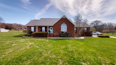 Exterior view of 205 Gladys Dr in Shelbyville, TN
