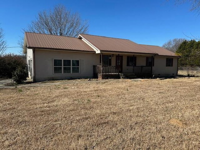 Exterior view of 267 W Holly Creek Road in Dalton, GA
