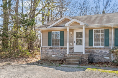 Exterior view of 1539 Hugh Hunter Rd in Oak Grove, KY