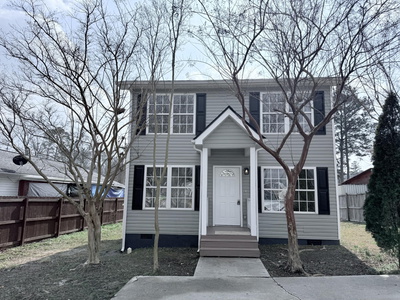 Exterior view of 812 Park Creek Way in Dalton, GA