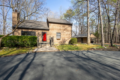 Exterior view of 105 Woodmont Dr in Tullahoma, TN