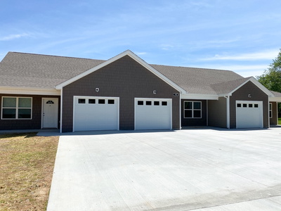 102 Meadow Ln