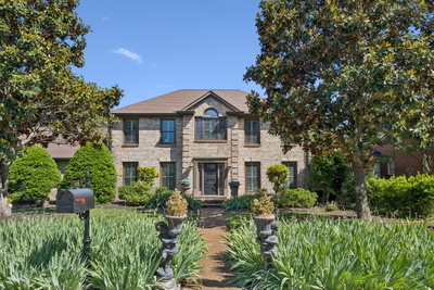 806 Greenbrier Dr